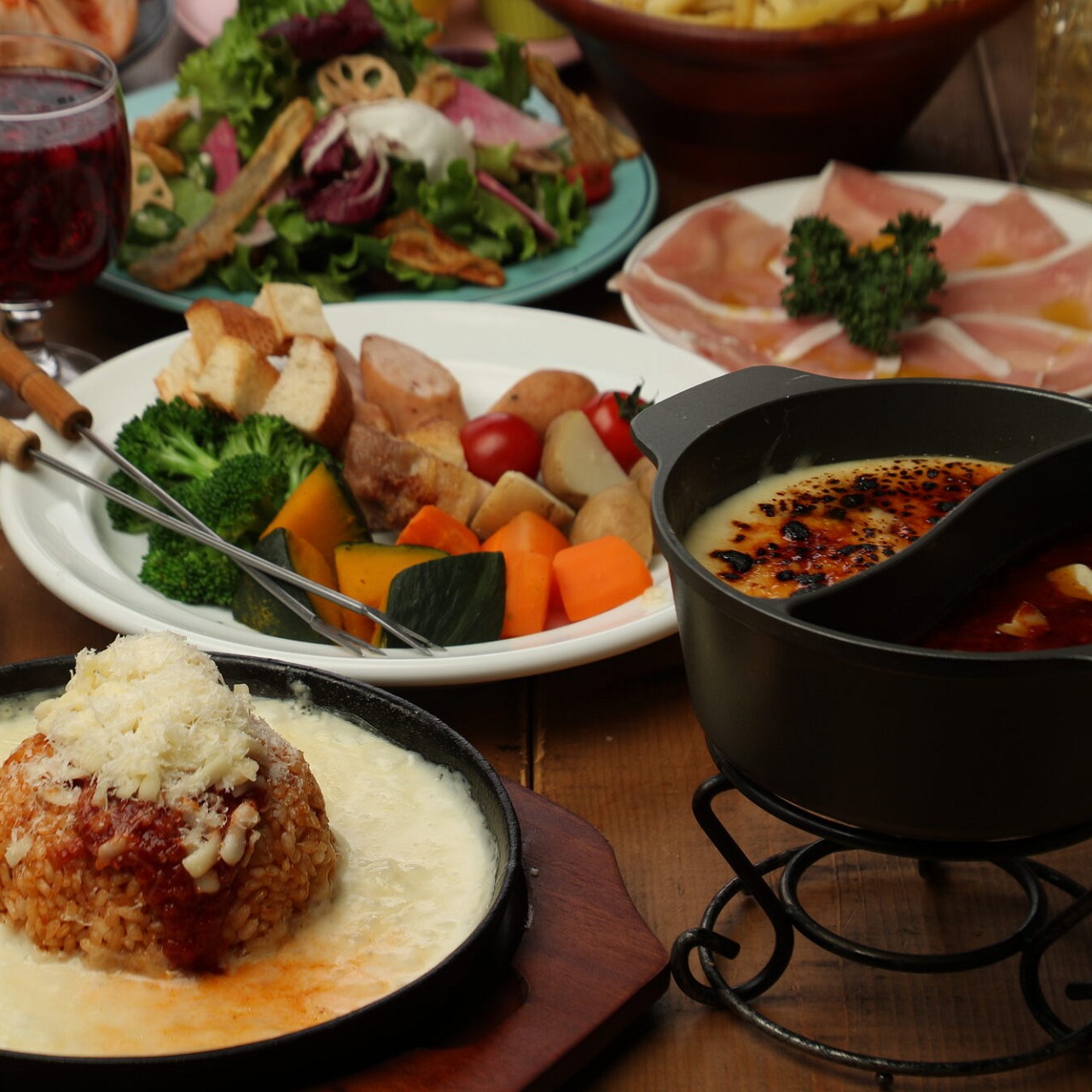 702 Cafe Diner 702 Cafe Diner なんばパークス店 2時間飲み放題 名物チーズフォンデュが食べ放題 7品 公式ネット予約 Ddホールディングス店舗総合情報サイト