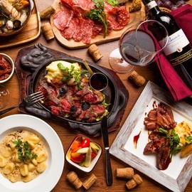 厳選ワインと肉料理をカジュアルに味わう