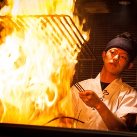 エンタメ性も抜群！1m超えの炎上がる「藁焼き」