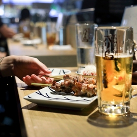 目の前で炙るライブ感！当店のおすすめ席はカウンター